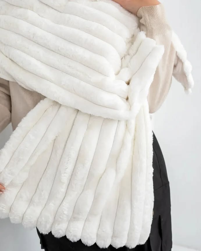 شالات فرو ناعمة بتصاميم وألوان عصرية